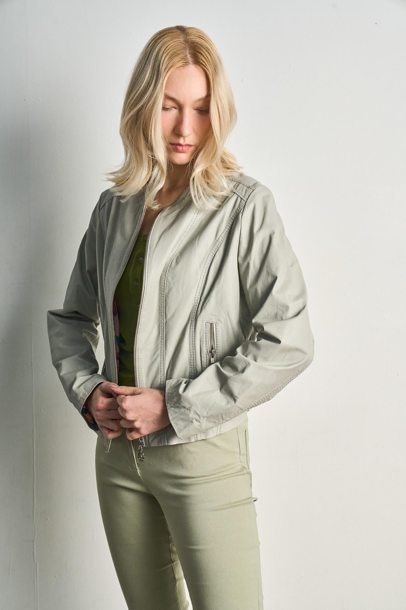 CAMPERA DE CUERO NOCTILUZ GRIS PERLA
